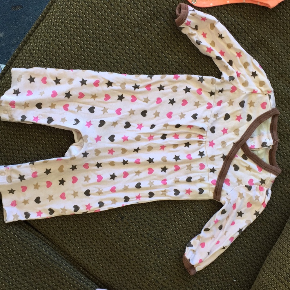 Old Navy outfit. Size 3-6 months.